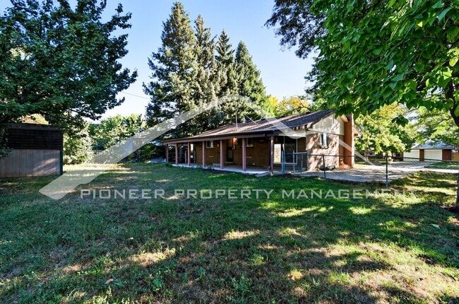 Building Photo - Spacious Home with Washer/Dryer and Fenced Yard
