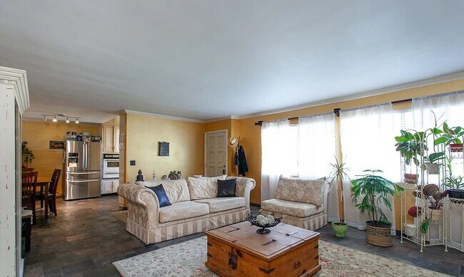 Building Photo - Beautiful one bedroom one with a large, open living room with a beautiful fireplace