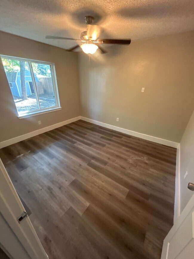 Building Photo - 3160 Chatsworth Dr