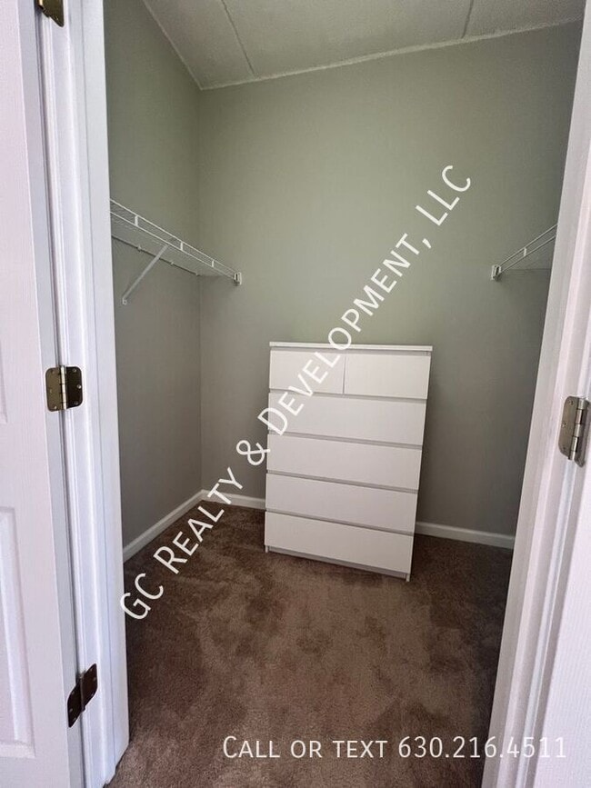 Building Photo - 125 Lakeview Dr