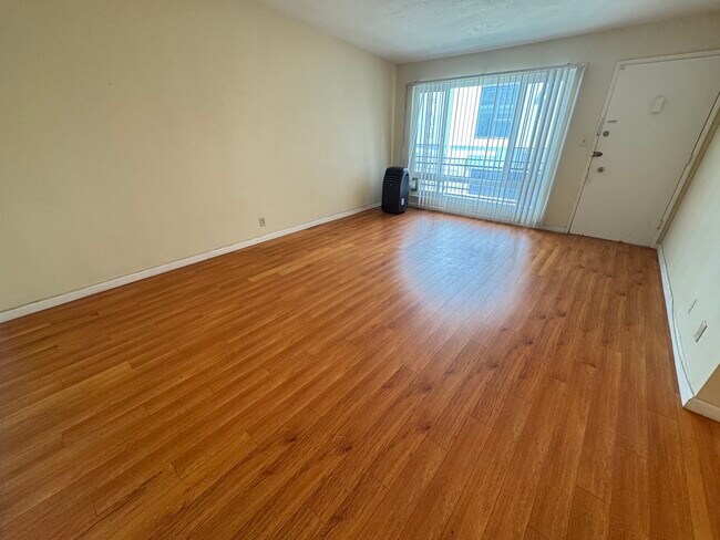 Building Photo - 521 S Manhattan Pl