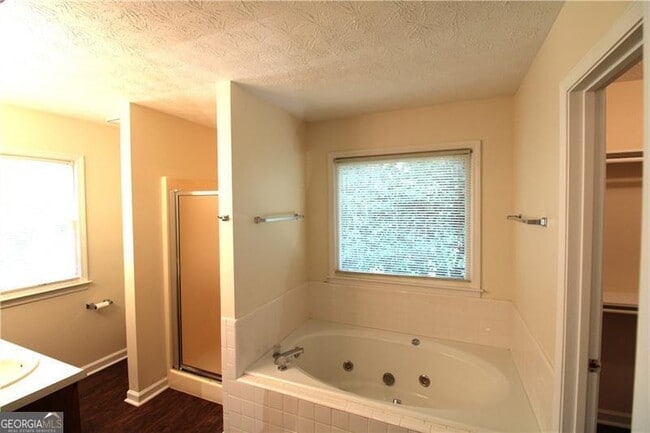 Building Photo - 2320 Ridgedale Dr SW