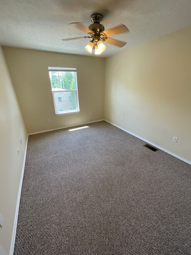 Building Photo - *2027* 4 Bed!! BIG GROUP OPTION!!! 18-20!!