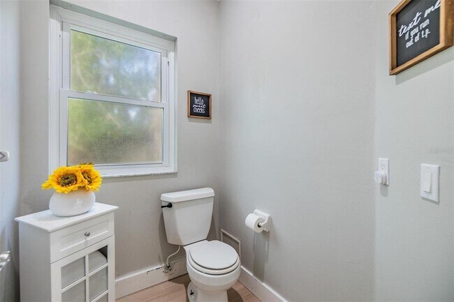 Building Photo - 2122 Oak Forest Ln