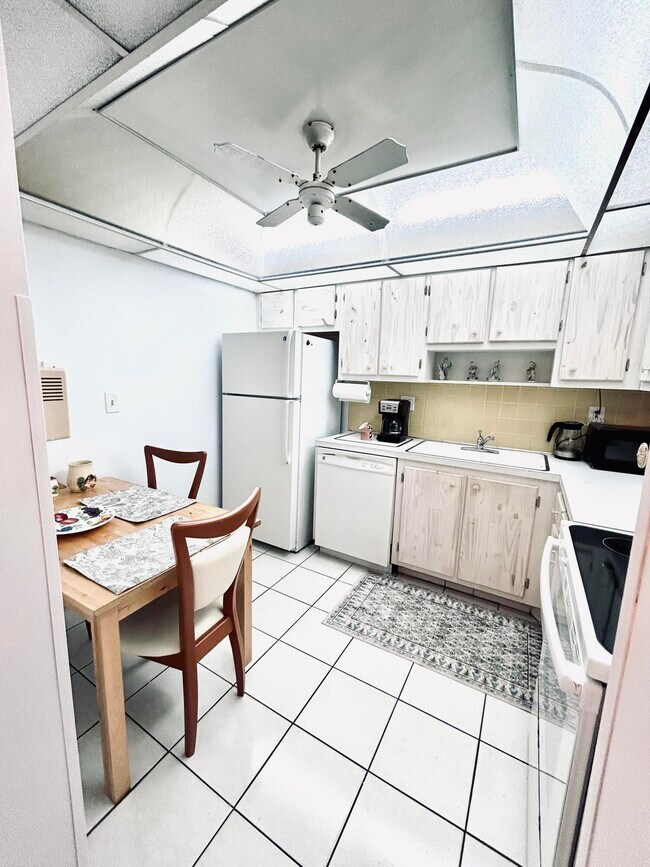 Building Photo - 1849 S Ocean Dr