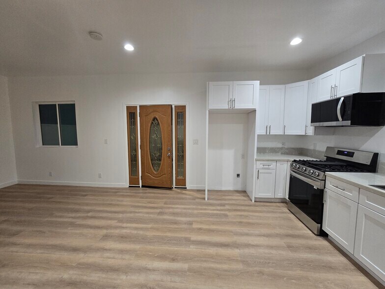 Building Photo - 3230 Cerritos Ave