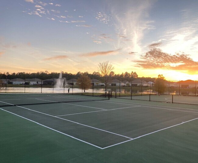 Building Photo - Stylish & Low-Maintenance Living in Oakleaf Community
