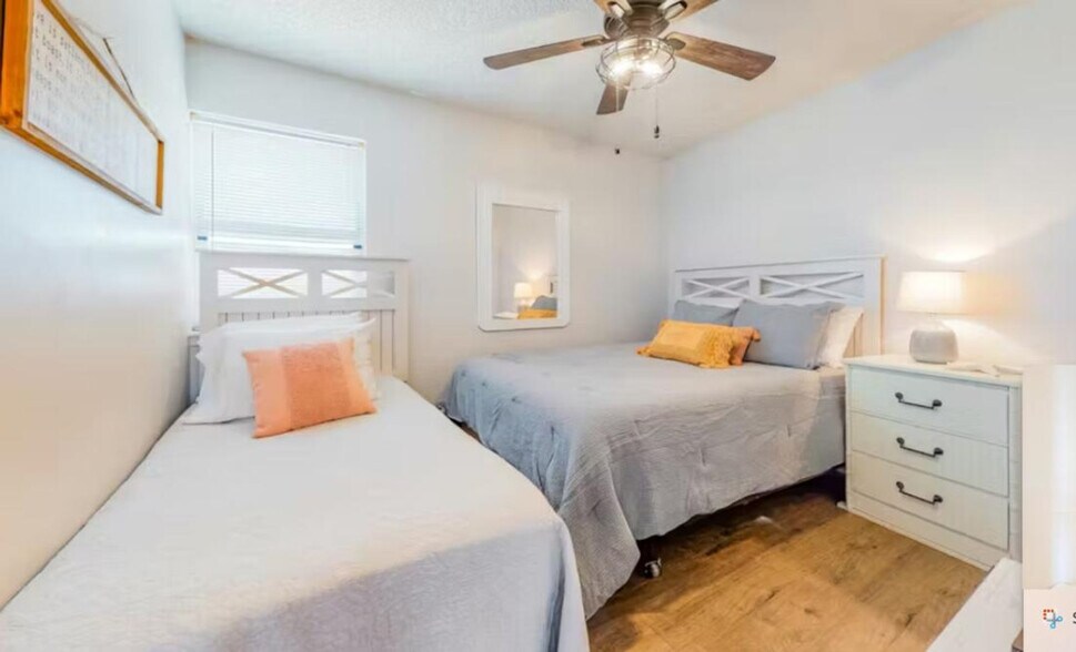 Building Photo - 952 W Beach Blvd