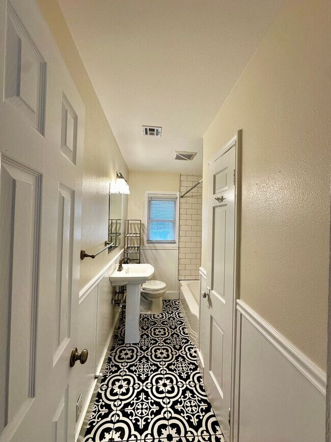 Building Photo - Adorable Midtown Home!