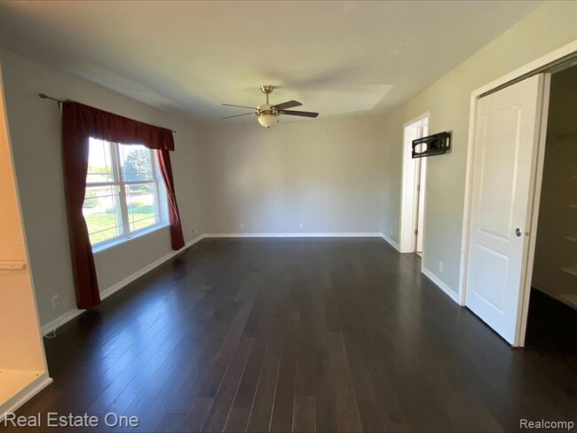 Building Photo - 2043 Vermont Ave