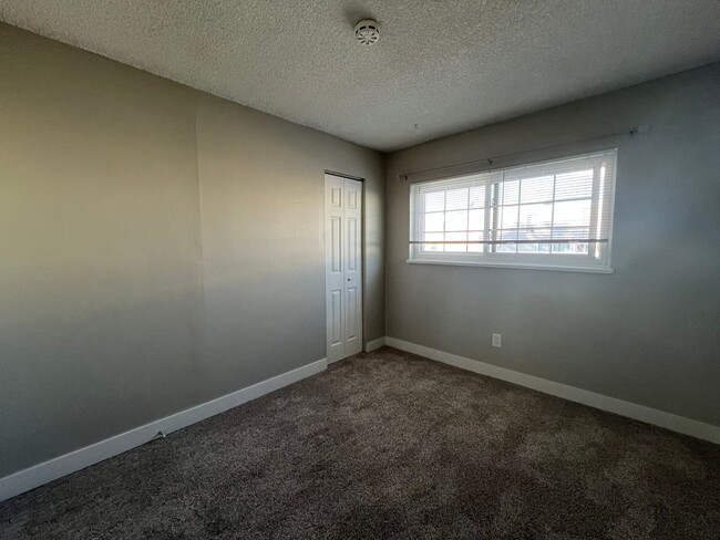 Building Photo - 3 Bedroom 2 Bathroom Condo Near Leetsdale ...