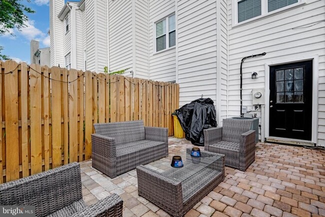 Building Photo - 1639 Hart Ct