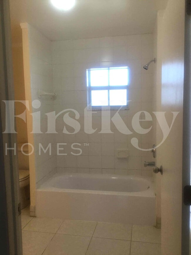 Building Photo - 1443 7th St