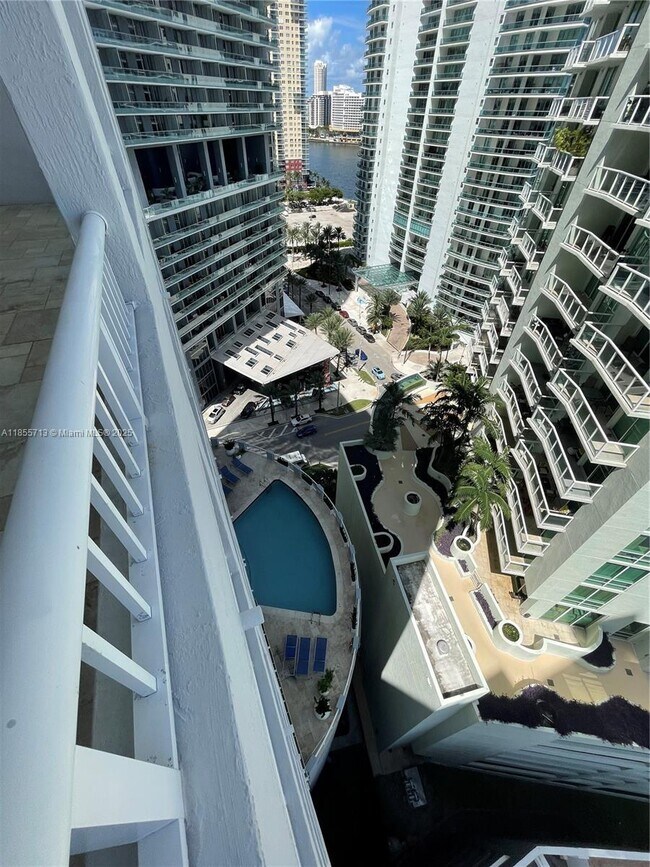 Building Photo - 170 SE 14th St