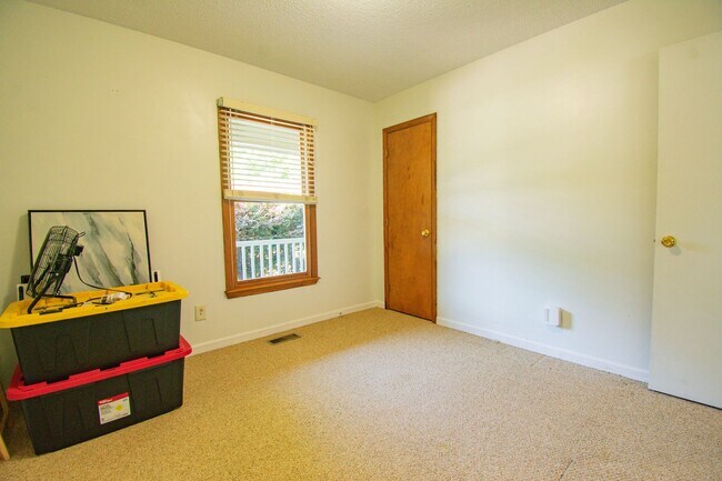 Building Photo - 20 N Hillside Dr