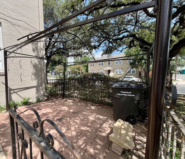 Building Photo - 424 E Ashby Pl