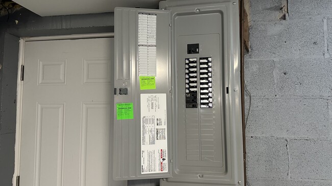 Building Photo - 5152 Crestwood Dr