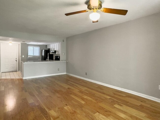 Building Photo - 2 BA/2 BR Condo in West Ashley