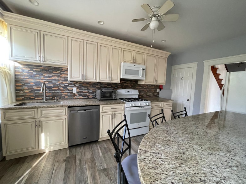 Building Photo - 18 Summit Rd