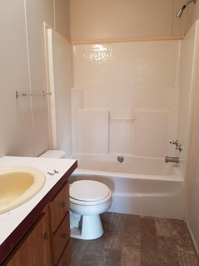 Building Photo - BIG 1,800 sq ft 3 Bedroom, 2 bath + office / den (could be a 4th bedroom)