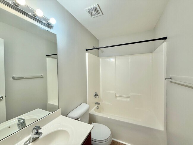Building Photo - Charming 3BD, 3.5BA Raleigh Home Situated ...