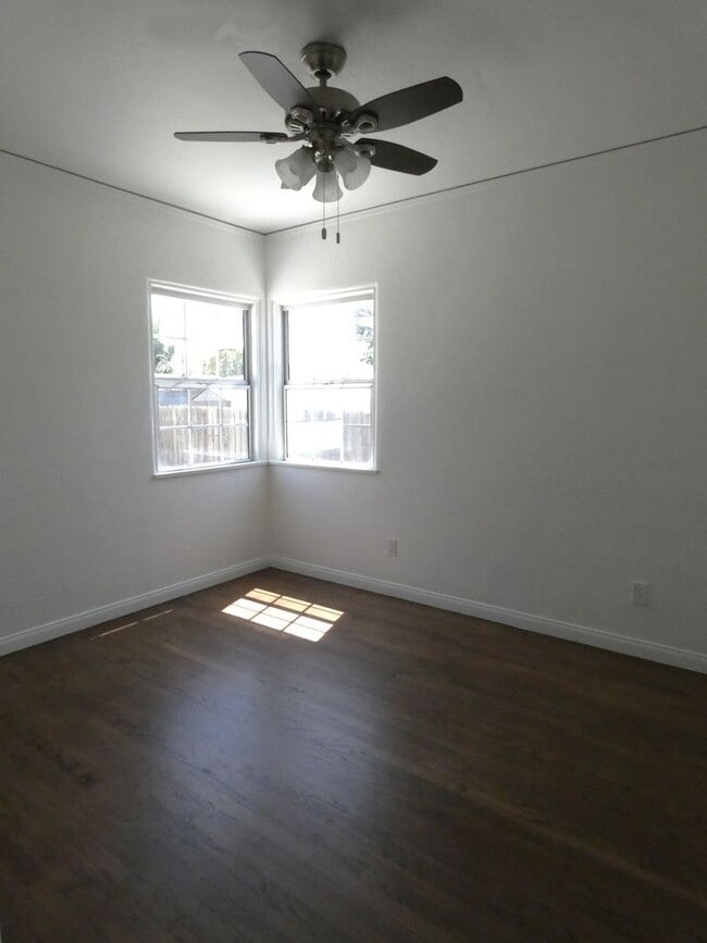 Building Photo - *Available NOW  in Inglewood!*