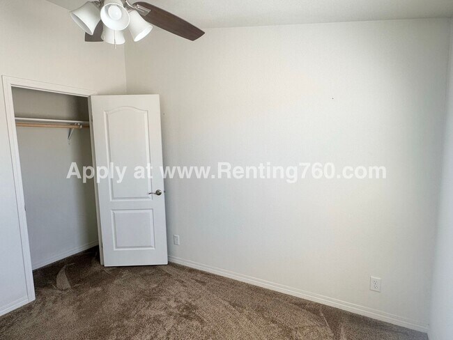 Building Photo - Huge 4 Bedroom Home!!