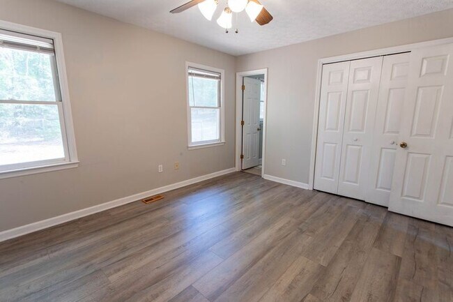 Building Photo - 321 Oak Meadows Dr