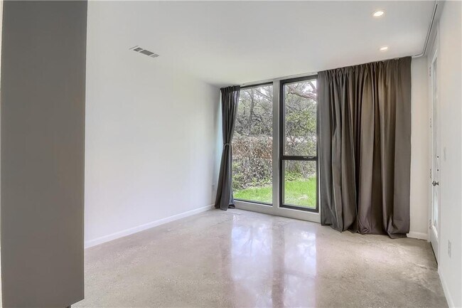 Building Photo - 9400 Shady Oaks Dr