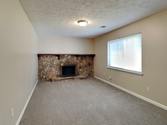 Building Photo - Move-in Ready, 3 Bedroom Home!