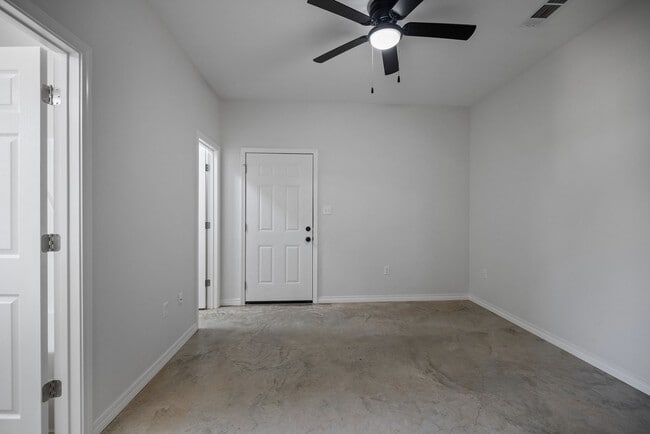 Building Photo - 608 E Beech St