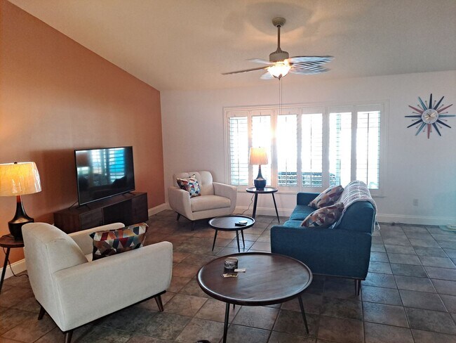 Building Photo - 3 BEDROOM POOL HOME OASIS IN FLORIDA SHORES EDGEWATER