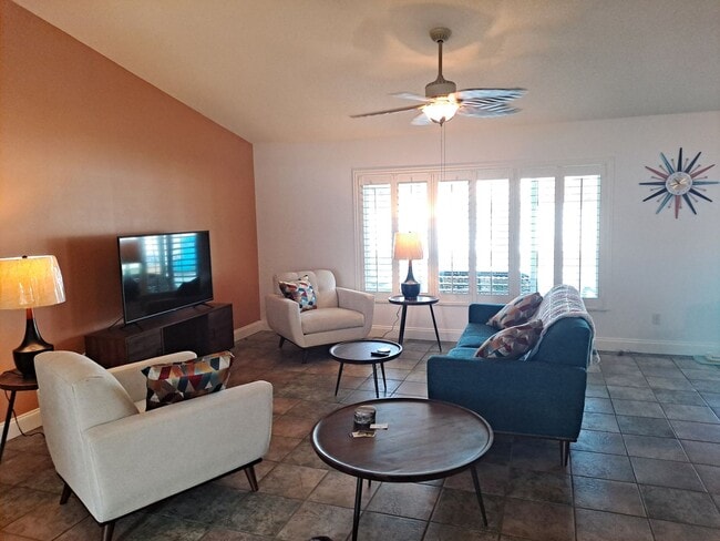 Building Photo - 3208 Royal Palm Dr