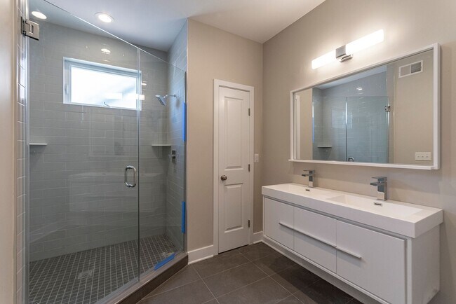 Building Photo - Three Bedroom Point Breeze Townhome w Roof Deck!