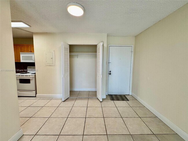 Building Photo - 8810 Fontainebleau Blvd