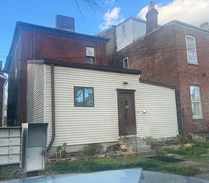 Building Photo - 120 E Oak St