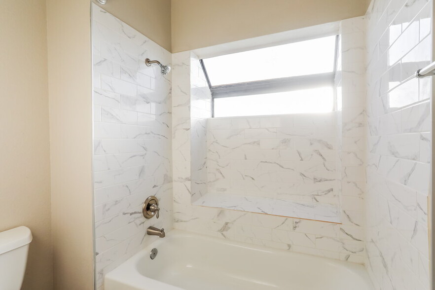 Building Photo - 7916 N Roundstone Dr