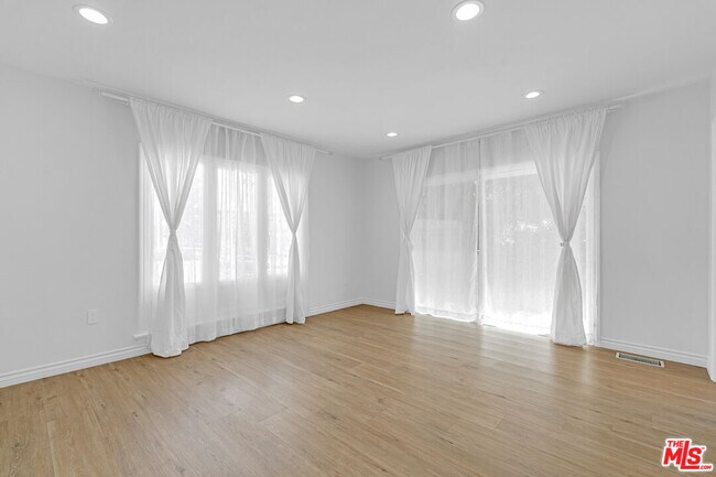 Building Photo - 621 N Bedford Dr
