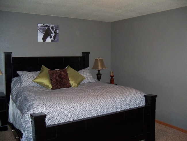 Building Photo - 4 BEDROOM | 3 BATH | TRI-LEVEL HOUSE | RAP...