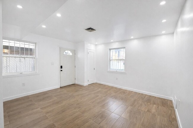 Building Photo - 87 Merseles St