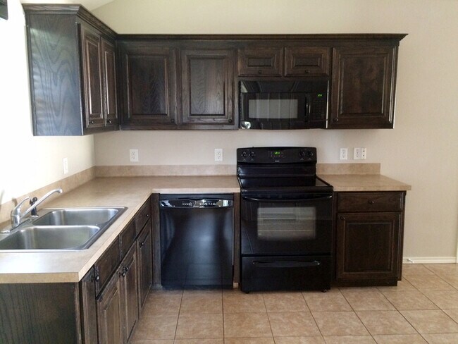 Building Photo - 3 Bedroom Duplex for Rent in Lindale! Tour Today!