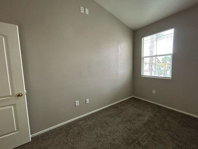 Building Photo - A Beautiful Town Home around the Spring Valley Area.