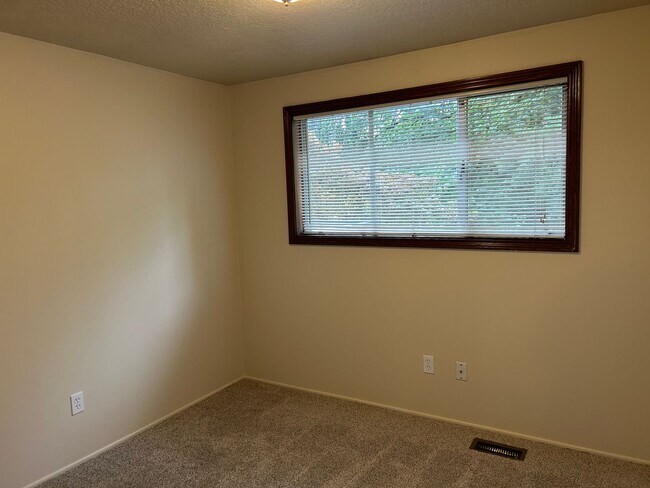 Building Photo - Charming 4 Bed Happy Valley Home