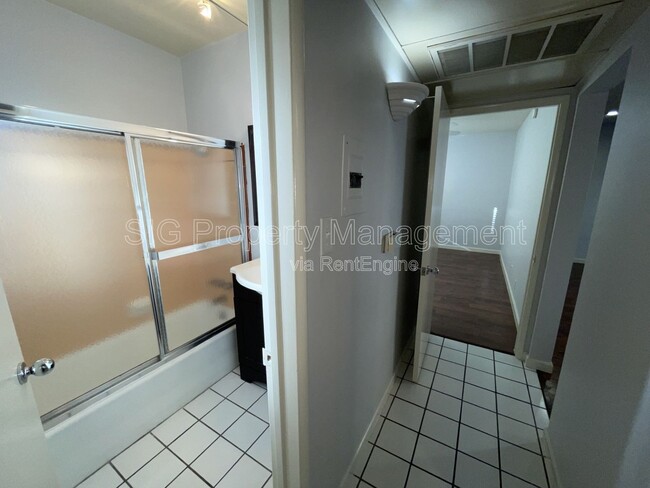 Building Photo - 10818 Blix St