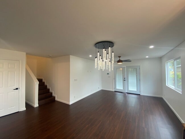 Building Photo - 3BR/2BA Two-Story Home in Ainaloa – Pet Friendly!