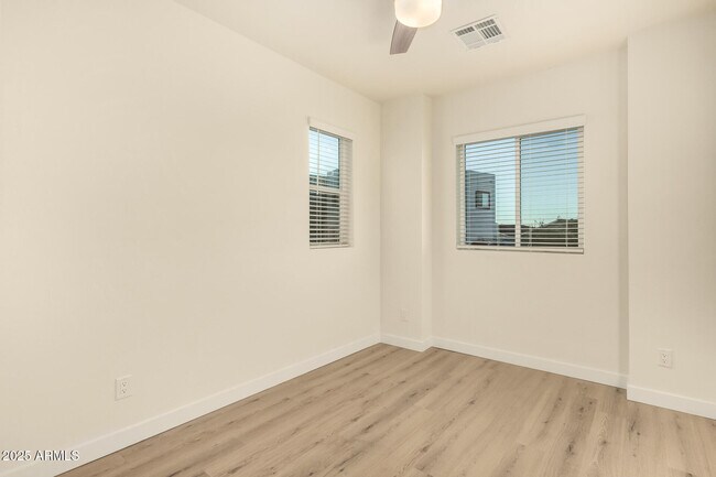 Building Photo - 129 W Latona Rd