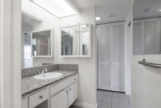 Building Photo - 717 Ocean View Dr