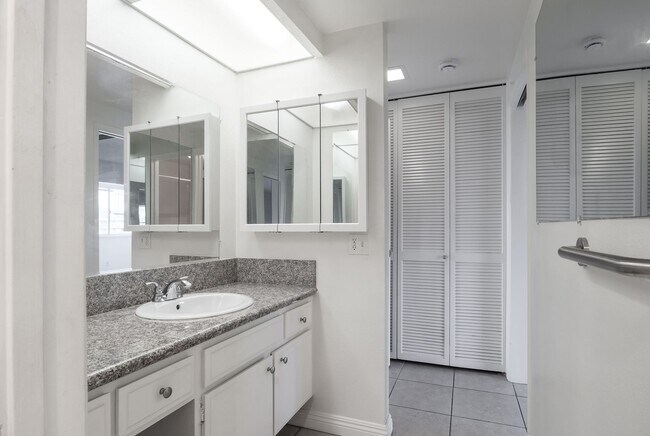 Building Photo - Port Hueneme | Surfside ll | 1 Bed + 1 Bath | Ocean Views | Gated Community | Unfurnished