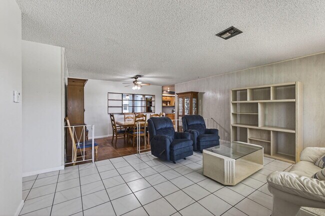 Building Photo - 704 Juniper Dr