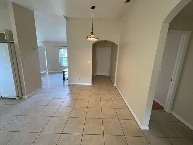 Building Photo - 1002 SW Romaine Ln